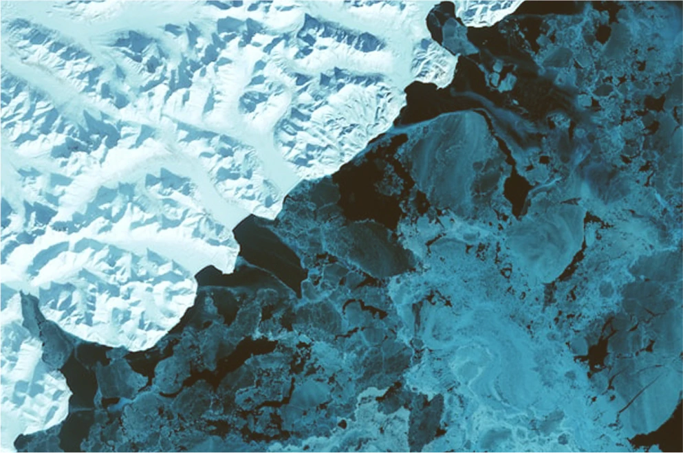 Vue aérienne de glaces et eaux turquoises.